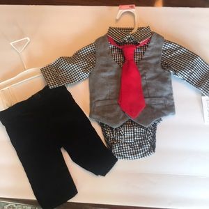 Carters new born 4 piece set